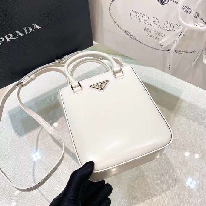 프라다 브러시드 트라이앵글 레더 화이트 스몰 솔더백 1BA331